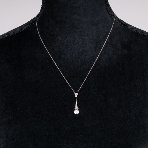 A small Art-déco Diamond Pendant on Necklace. 1920年左右。铂金配14克拉白金，有标记。1个圆形钻石，约0.15&hellip;