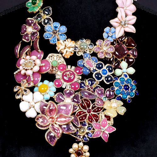 Chanel. A Grande Gripoix Flower Necklace. Métal, couleur argent. Hommage aux pre&hellip;