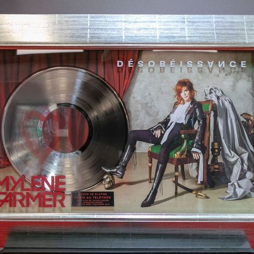 Mylène Farmer Disque de platine de l'album Désobéissance . Plaque de certificati&hellip;