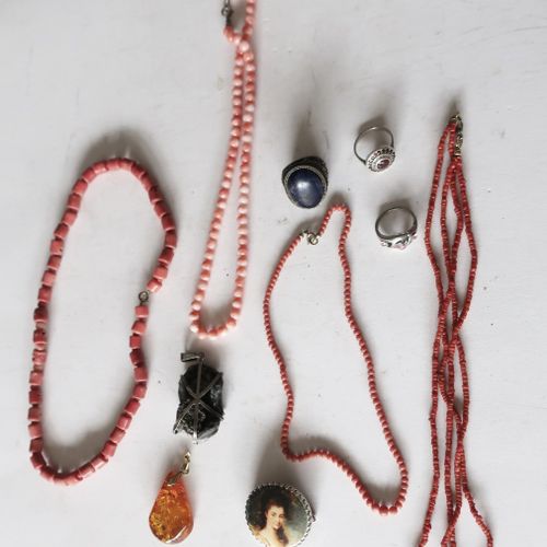Null Ensemble 10 pièces de bijoux, entre autres avec corail,ambre,lapis-lazuli, &hellip;