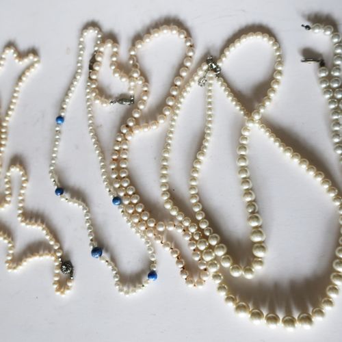 Null Lot de 7 colliers de perles,en partie avec des lapis-lazuli,ensemble