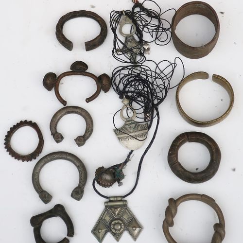 Null Convolute 14 parts African jewelry and hoops, partly bronze,brass and brass&hellip;