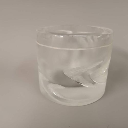 LALIQUE FRANCE 管状花瓶 
无色水晶，酸性蚀刻装饰 
下方有签名 
H.12 cm - D. 14 cm
底部有小缺口，唇部有缺口
