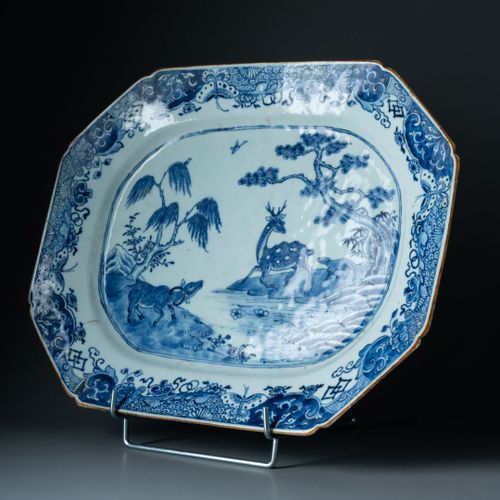 CHINE pour l'exportation vers l'Europe - XVIIIe siècle PLAT octogonal à décor d'&hellip;