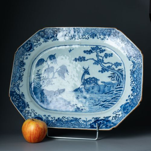 CHINE pour l'exportation vers l'Europe - XVIIIe siècle PLAT octogonal à décor d'&hellip;