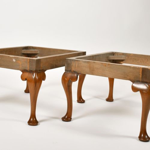 Null Alexander G Ley & Son.一对复制的雕花凳子，（无软垫）高14 "x宽24 "x深20"