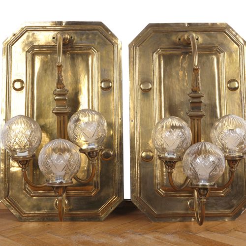 Null 2 appliques 
Trois bras de lumière avec globes en verre taillé 
Vers 1910/2&hellip;