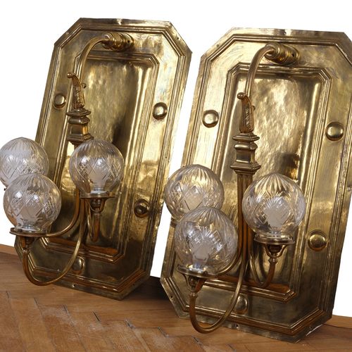 Null 2 appliques 
Trois bras de lumière avec globes en verre taillé 
Vers 1910/2&hellip;