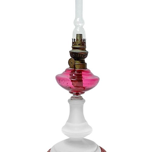 Lampe à pétrole avec base en opaline blanche et récipient en verre coloré, XIXèm&hellip;