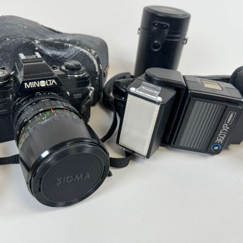 Null Lot photographique comprenant :
- MINOLTA X-700 appareil photo.
- NISSIN 36&hellip;