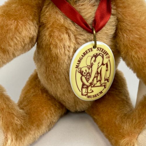 Null STEIFF.
Teddybär aus Plüsch mit seinem Etikett und Label in Medaillon, numm&hellip;