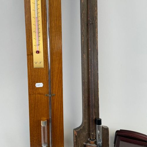 Null Ensemble de quatre baromètres modernes en bois dont un thermomètre hygromèt&hellip;