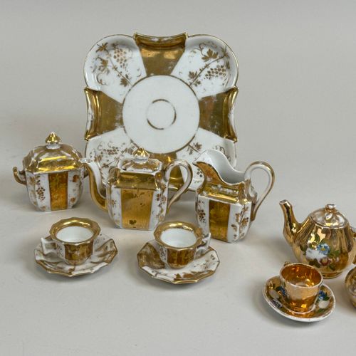 Null Kleines Puppenkaffee- oder Teeservice aus weißem Porzellan mit Goldrahmung,&hellip;