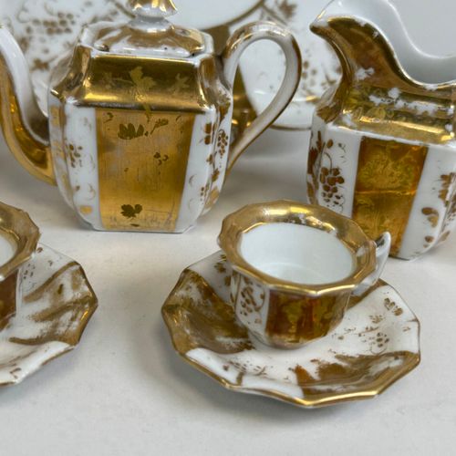 Null Piccolo servizio da caffè o da tè in porcellana bianca con riflessi dorati &hellip;