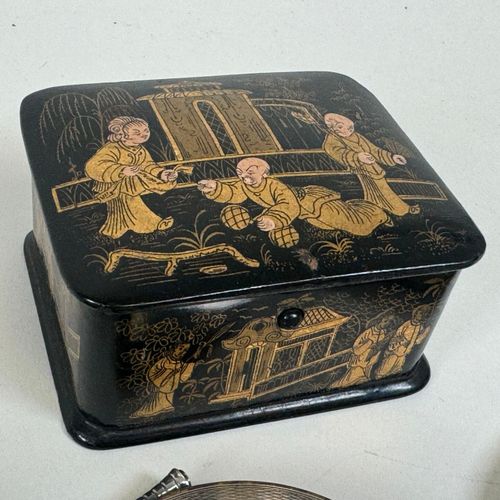 Null Lot including :
- a small boiled cardboard box with gold embellished decora&hellip;