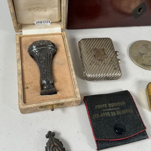 Null Lot comprenant clés de montre, deux cachets en métal dont un à décor d'une &hellip;