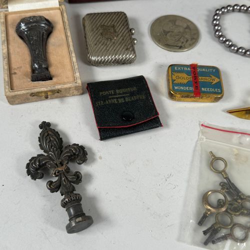 Null Lot including watch keys, two metal seals, one of which decorated with a cr&hellip;