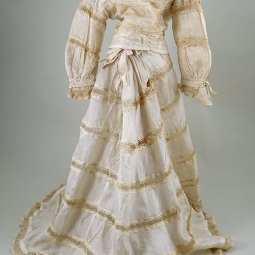 A cream silk dress for large French fashion doll, 1890s, A cream silk dress for &hellip;