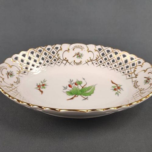 Two bowls, Herend Hungary, decor rosehip, golden decoration, open worked ri Deux&hellip;