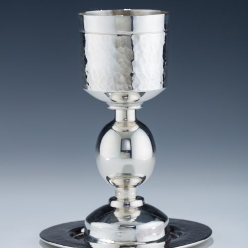 Null 大型纯银Kiddush高脚杯和底板，由Bier silversmiths制作。以色列，现代。具有卡梅尔-沙比的风格。手工锤击的上半部分。高6.7英寸（&hellip;