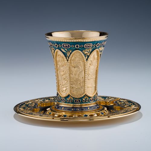 Null 雅科夫-达维多夫的大型纯银和珐琅基度杯。以色列，约现代。有一个配套的6.5英寸的盘子。雕刻和铸造了周五晚上的kiddush和代表六天创造的装饰，然后是&hellip;