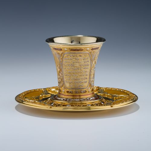 Null 雅科夫-达维多夫的大型纯银和珐琅基度杯。以色列，约现代。有一个配套的6.5英寸的盘子。雕刻和铸造了周五晚上的kiddush和代表六天创造的装饰，然后是&hellip;