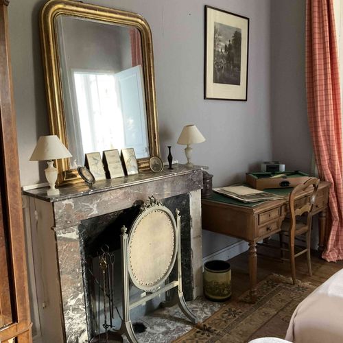Null CONTENU de la "chambre grise" dont :BUREAU PLAT de style Louis XV, TABLE TR&hellip;