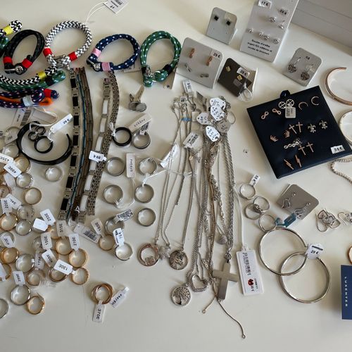 Null 重要的一批服装珠宝，包括银器（毛重：240克--约60件银饰）和假货。