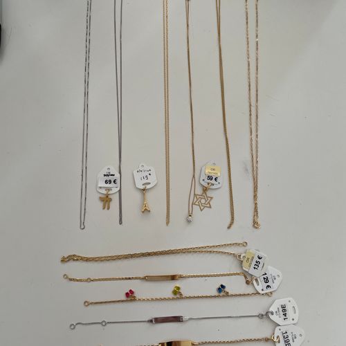 Null Lot of jewels in yellow gold 9K 375/000 and 18 K 750/000 including: chains,&hellip;