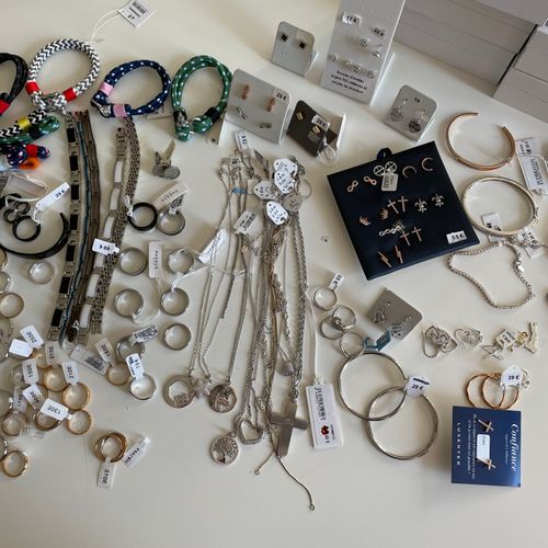 Null 重要的一批服装珠宝，包括银器（毛重：240克--约60件银饰）和假货。