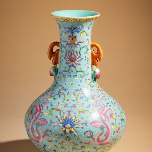 Null * 中国 - 20世纪
一个瓶状的瓷器花瓶，在绿松石的背景上，有两个粉红色的千里马围绕着荷花的叶子，颈部装饰着一个 "万 "字，由一只蝙蝠支撑。蝙蝠翅&hellip;