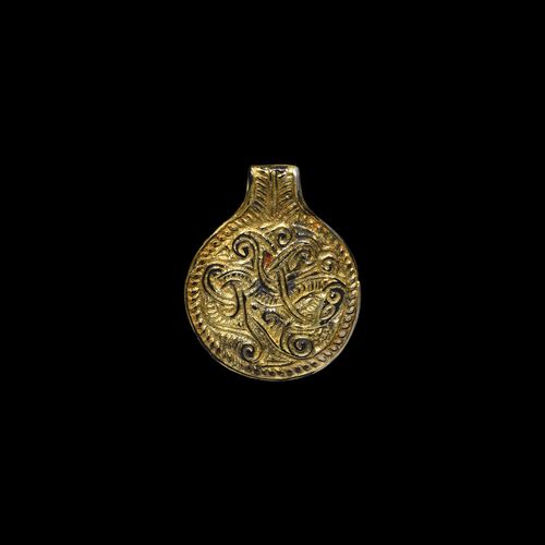 Null Pendentif en argent doré pré-viking avec une bête enlacée. 7e siècle de not&hellip;