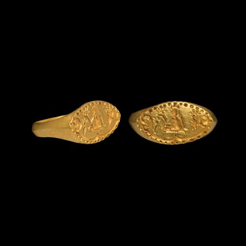 Null Bague en or Pyu avec figure assise. 9e siècle de notre ère. Un anneau en or&hellip;