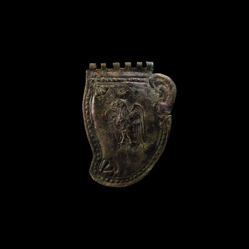 Null 罗马骑兵头盔护颊。公元2世纪。一个可能来自Weiler类型的伪阿蒂克骑兵头盔的左护颊（buccula），有浮雕的耳朵和老鹰，被装饰有X形图案的边缘和上&hellip;