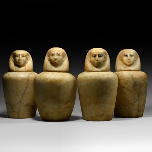 Null 埃及人头罐头瓶。第12-18王朝，公元前2134-1292年。一套4个带人头塞的雪花石膏罐，每个人都有单独的模型，耳朵和喉咙都露在外面，戴着光滑的长假&hellip;
