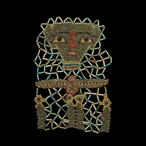 Null 埃及木乃伊珠面罩，有荷鲁斯的四个儿子。托勒密时期，公元前332-30年。一块由蓝色、绿色、黑色、奶油色和红褐色的环状和管状釉面成分珠子组成的重串网状珠&hellip;
