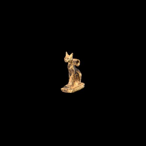 Null 埃及金猫护身符。第三中间时期，公元前1069-702年。Bastet的金质护身符，呈猫的形状，坐在一个长方形的底座上；背面有悬挂环。参考Andrews&hellip;