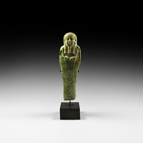 Null 大型埃及象形文字沙巴蒂，用于Hathor-em-Akhet。第三十王朝，公元前380-343年。一件巨大的淡绿色釉面组成的沙巴蒂，带着三方的假发和假胡&hellip;