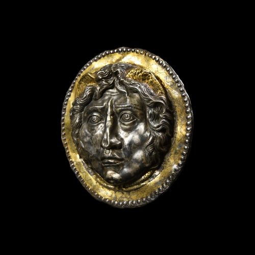 Null Phalère romaine en argent doré avec la tête ailée de Méduse. 1er-2e siècle &hellip;