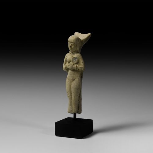 Null 旧巴比伦的女性形象。公元前二千年。一个陶瓷人物的模型是一个裸体女性，头部略微向右倾斜，双手紧握在胸前，头发在脸侧穿成一束，两臂戴着项链和手镯；安装在一&hellip;