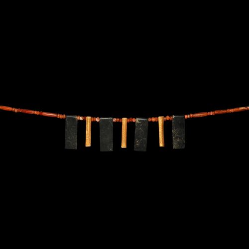 Null 埃拉米特金和红玉髓珠子项链。公元前2-1世纪初及以后。一条由金、红玉髓和深绿色碧玉或血石珠子组成的项链，包括环形、双凸形、球形和管状珠子，吊坠包括三个&hellip;