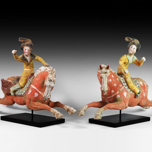 Null 中国唐代大型马球运动员陶俑一对。唐朝，公元618-907年。一对充满活力的陶制马球运动员，每一个都是圆形建模，描绘了一个女性马球运动员骑着一匹奔跑的马&hellip;