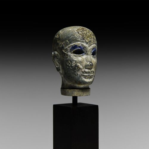 Null 新苏美尔人的贵族头像。公元前3-2千年。一个贵族或王子的头像，用石灰石雕刻，用青金石装饰；面部特征形成了一种风格化但半现实的方式，具有细长的鼻子，大杏&hellip;