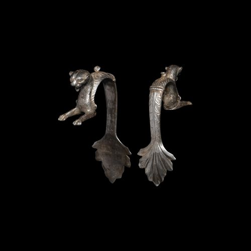 Null 罗马银制手柄，带黑豹。公元4-5世纪。一个银壶柄形成了一只豹子的前半部分，前腿伸展，头部直立，嘴巴张开，舌头伸展；后面发展成一个平截面的刺叶柄，有卷曲&hellip;