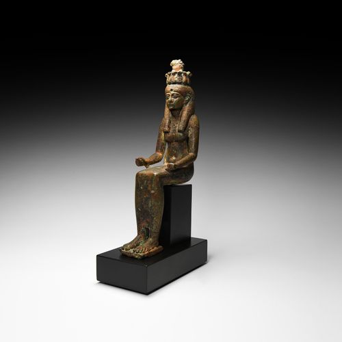 Null 埃及坐着的Nehemet-aui雕像。第26王朝，公元前664-525年。尼赫迈特-乌伊的青铜坐像，造型为圆形，头戴神圣的蛇形乌拉环，上面有一个不清楚&hellip;
