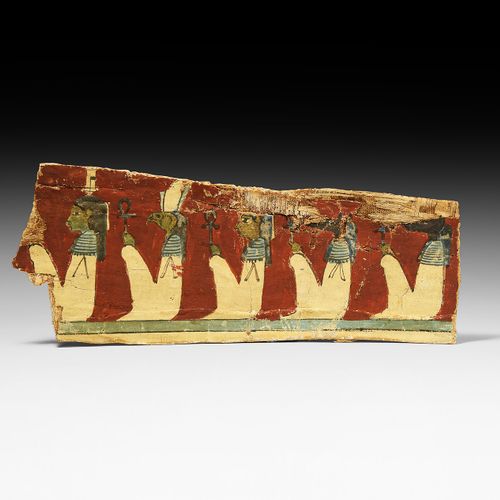 Null 埃及卡通纸段，有荷鲁斯和阿努比斯。托勒密时期，公元前332-30年。一个长方形的卡通板部分，下面有彩绘的边框，五个坐着的人物组成的队伍，每个人都有头饰&hellip;