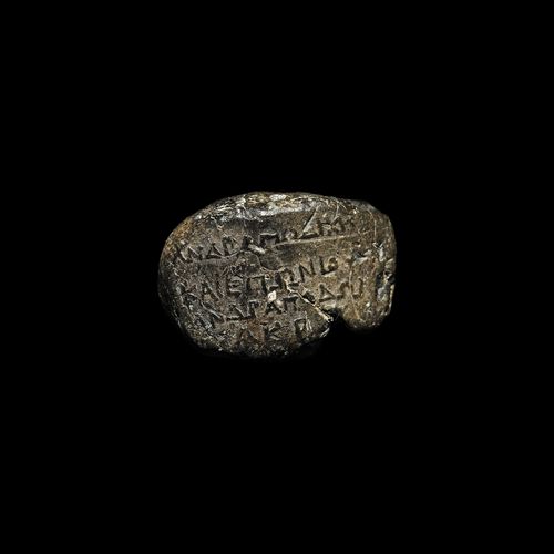 Null 希腊化的兵马俑象征着仆人埃莫尼奥斯。公元前3-1世纪。一个灰色的陶制令牌（symbolon），表面大致呈椭圆形，上面有四行希腊文："为仆人......&hellip;