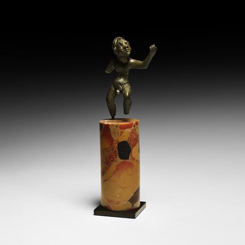 Null 希腊化的怪诞舞蹈图。公元前2-1世纪。一个怪异的驼背铜像，以圆形为模型，摆出跳舞的姿势；这个人物有不相称的解剖学特征，采取宽大的步态，其大头向一侧倾斜&hellip;
