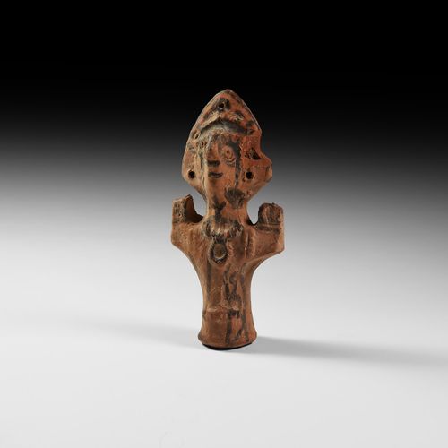 Null 科普特彩绘圣人俑。公元5-8世纪。一个陶制的圣徒形象，圆柱形的身体，三角形的头饰，捏脸，手臂平行于身体向头部举起；面部和装饰细节都有残存的彩绘；有穿孔&hellip;