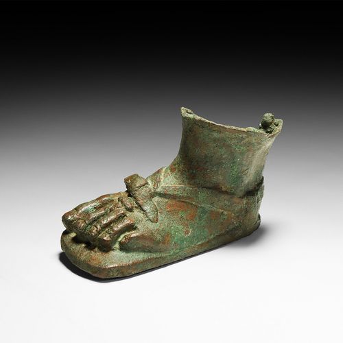 Null 罗马沙皮雕像脚。公元1-2世纪。一个来自小雕像的空心青铜左脚碎片，穿着厚重的solea凉鞋，有宽大的带子；底部有定位插口，脚踝和鞋底下可见粘土（？）芯&hellip;